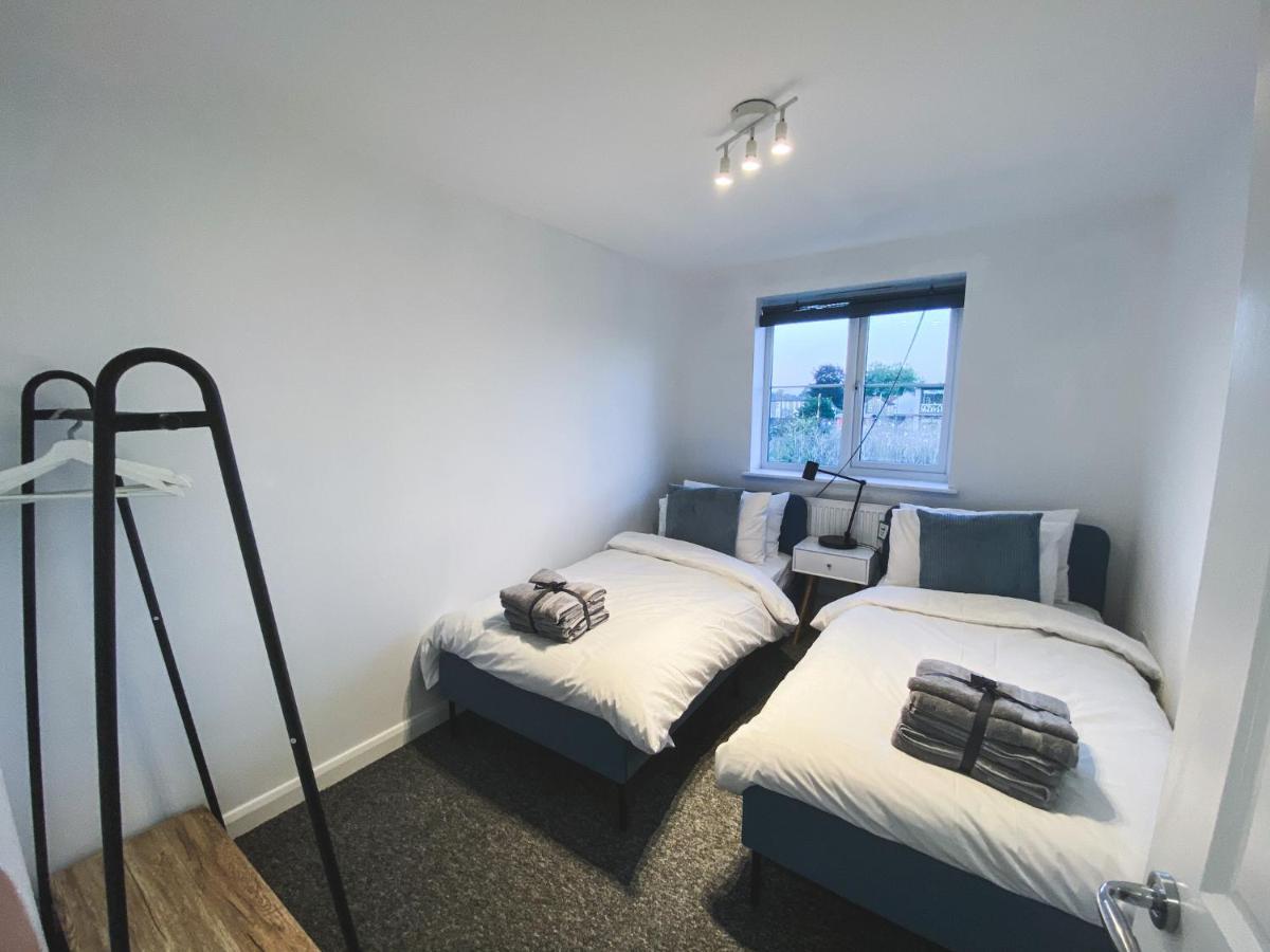 Heathrow/Ashford Hospital/Twickenham Short Stay Apartment Stanwell Exterior photo