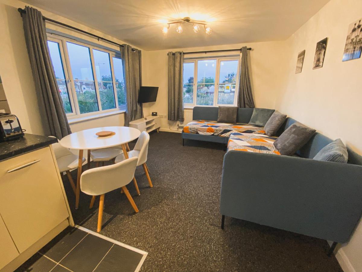 Heathrow/Ashford Hospital/Twickenham Short Stay Apartment Stanwell Exterior photo